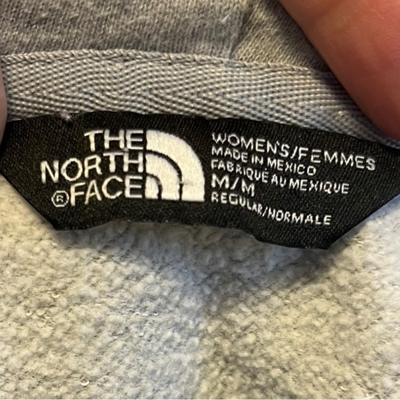 The North Face Women’s Gray Logo Hoodie Sweatshirt Size M Classic Cozy Pullover - Picture 5 of 5